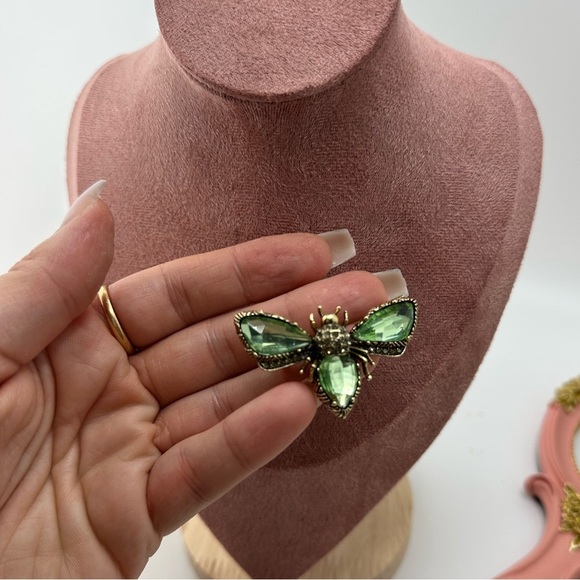 Emerald Green Bee Gold Brooch - Picture 3 of 5